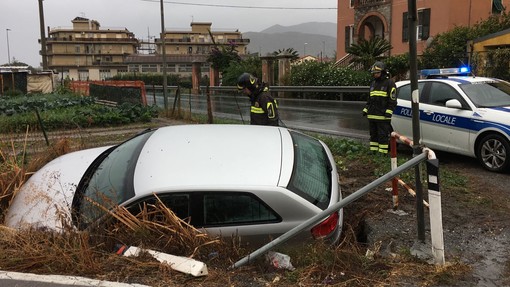 Albenga, auto finisce in un fosso: intervento di vigili del fuoco e Polizia Locale