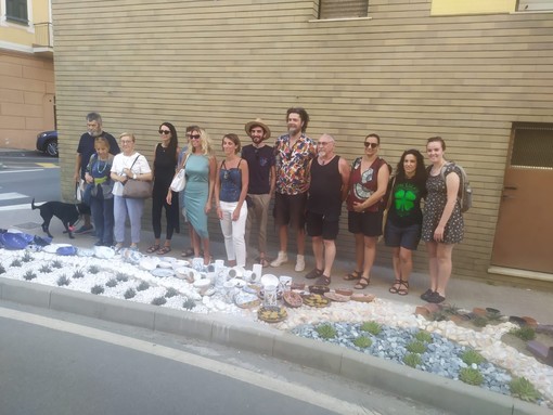 Cocci a Spiaggia, ciotole e cilindri in ceramica abbelliscono una rinnovata aiuola ad Albisola