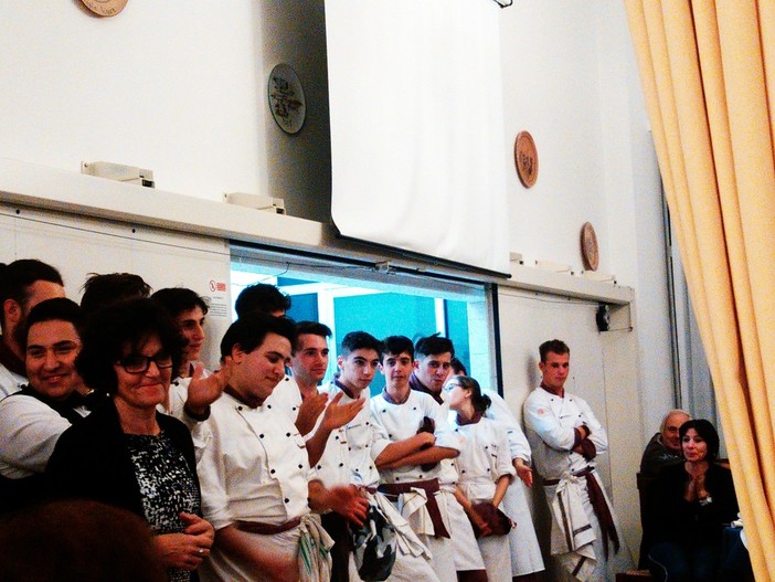 Al via le "cene delle quinte" al "Migliorini" di Finale Ligure (FOTOgallery) Al via le "cene delle quinte" al "Migliorini" di Finale Ligure (FOTOgallery)