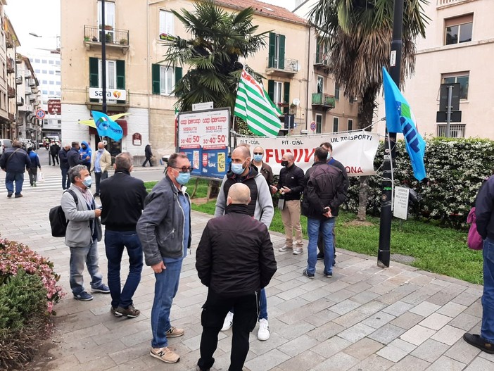 Funivie, presidio dei lavoratori e vertice in Prefettura a Savona. I sindacati: “Vogliamo risposte urgenti dal Ministero, famiglie in attesa di un futuro” (FOTO e VIDEO)