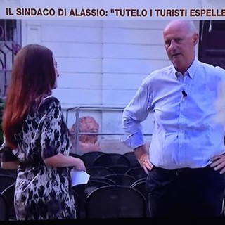 Il sindaco di Alassio a La7: "Tutelo i turisti allontanando i migranti: italiani vittime di razzismo al contrario” Il sindaco di Alassio a La7: "Tutelo i turisti allontanando i migranti: italiani vittime di razzismo al contrario”
