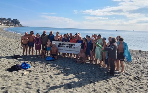 Cimento delle Albisole, una cinquantina i partecipanti alla ciumba nel mare albisolese (FOTO) Cimento delle Albisole, una cinquantina i partecipanti alla ciumba nel mare albisolese (FOTO)
