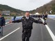 Riapre l'A6 Savona-Torino, l'uomo che ha fermato le auto il giorno del crollo: "Una grande emozione attraversarlo a piedi" (VIDEO)