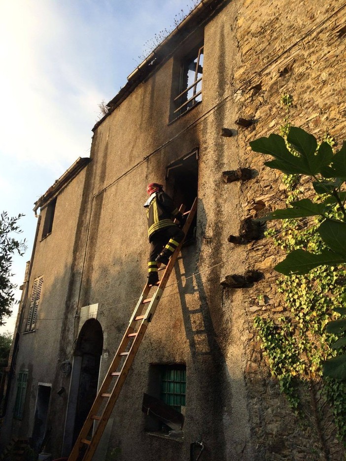 Casa distrutta dalle fiamme a Casanova Lerrone
