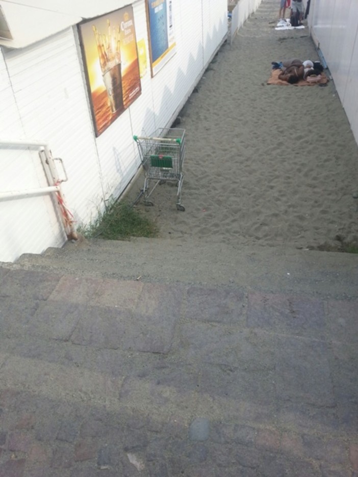 Varazze, ultima domenica di agosto e spunta anche un carrello sulle spiagge