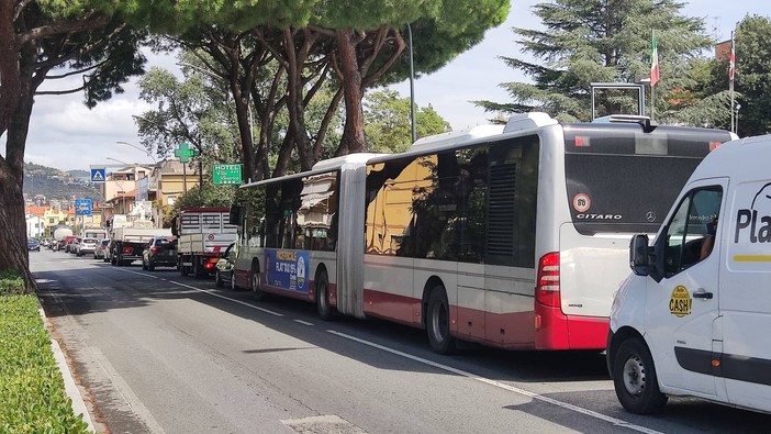 Mattinata da incubo su strade e autostrade del ponente savonese: in A10 circa 10 km di coda tra Borghetto e Feglino