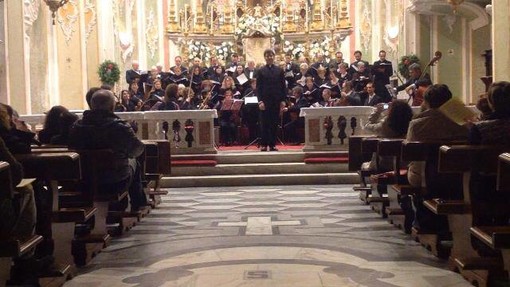 Il Coro Lirico Polifonico Harmonium di Savona suona nelle residenze protette Il Coro Lirico Polifonico Harmonium di Savona suona nelle residenze protette