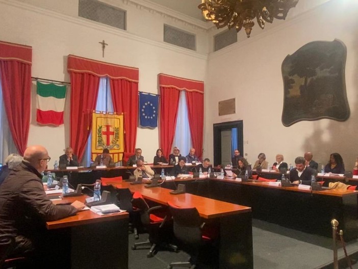 Albenga, la minoranza abbandona il Consiglio. La giunta: "Atto vergognoso senza spiegazioni"