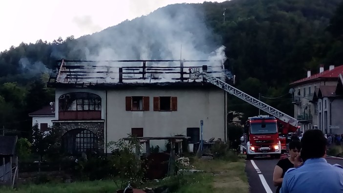 Tetto in fiamme a Calizzano: intervento dei vigili del fuoco (FOTO) Tetto in fiamme a Calizzano: intervento dei vigili del fuoco (FOTO)