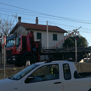 Camion si blocca sul passaggio a livello tra Loano e Pietra Ligure