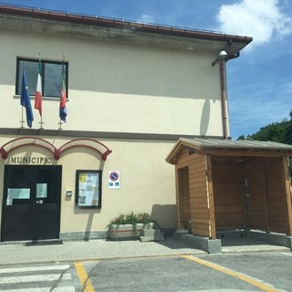 Un murales per abbellire il palazzo comunale di Roccavignale