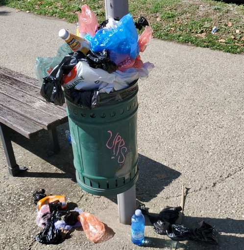 Savona, pochi cestini dei rifiuti nei quartieri periferici e sempre pieni di ogni tipo di spazzatura