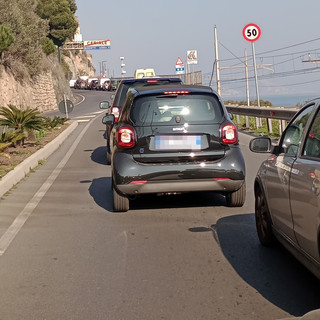 Borghetto, partono i lavori per la nuova passerella. Ma senza movieri scattano il traffico e le polemiche Borghetto, partono i lavori per la nuova passerella. Ma senza movieri scattano il traffico e le polemiche