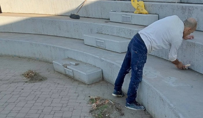 Savona, i "Custodi del Bello" al lavoro all’anfiteatro dei Giardini della Gioventù: pulizia, verniciatura e ritocchi Savona, i "Custodi del Bello" al lavoro all’anfiteatro dei Giardini della Gioventù: pulizia, verniciatura e ritocchi