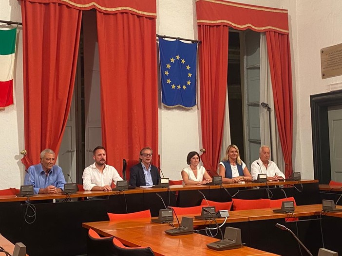 Albenga, accuse di Ciangherotti sui migranti, la maggioranza contrattacca: "La sua una 'grande fuga' dal Consiglio