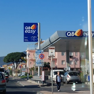 Riduzione accise, il prezzo di benzina e gasolio scende di 30 centesimi al litro Riduzione accise, il prezzo di benzina e gasolio scende di 30 centesimi al litro