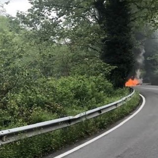 Auto prende fuoco sulla Sp 29 del Cadibona: vigili del fuoco mobilitati, disagi al traffico
