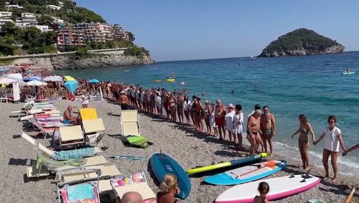 Catena umana contro il rigassificatore, 16mila i partecipanti: "Molte le persone pronte ad adoperarsi per il bene comune" Catena umana contro il rigassificatore, 16mila i partecipanti: "Molte le persone pronte ad adoperarsi per il bene comune"