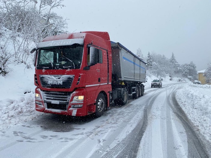 Mezzi pesanti bloccati dalla neve in Val Bormida. Il sindaco di Cosseria: &quot;Sensibilizzare gli autisti al corretto uso delle catene&quot;