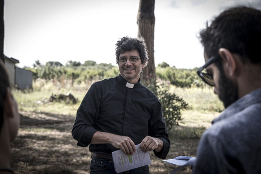 Michele La Ginestra è don Michele nella serie TV "Canonico"