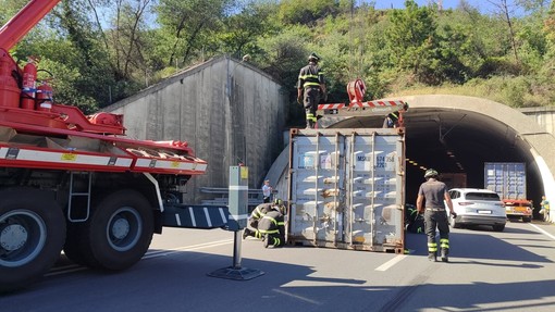 Camion perde un container tra Vado e Bergeggi: paura sulla strada di scorrimento veloce (FOTO) Camion perde un container tra Vado e Bergeggi: paura sulla strada di scorrimento veloce (FOTO)