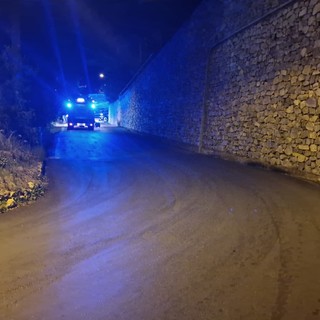 Finale, camion sbaglia manovra e rimane incastrato: strada per San Bernardino bloccata (FOTO)