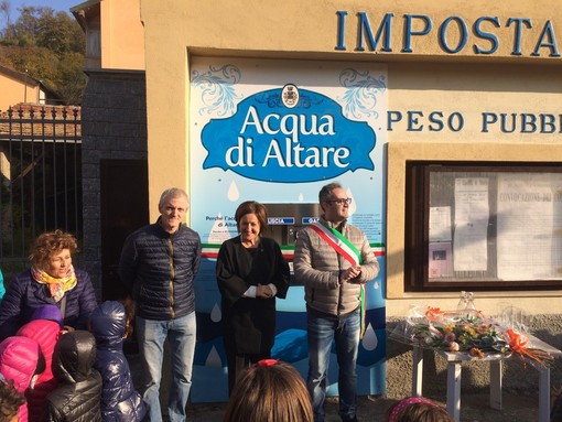 Inaugurata la nuova casetta dell'acqua ad Altare: 5 cent al litro