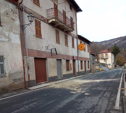 Calizzano, si stacca intonaco da un immobile: intervento dei vigili del fuoco e della Provincia (FOTO)