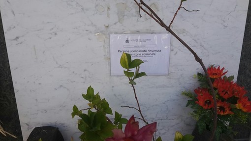 Riposa nel cimitero di Balestrino il morto senza nome: dopo due anni il giallo del cadavere nudo resta irrisolto