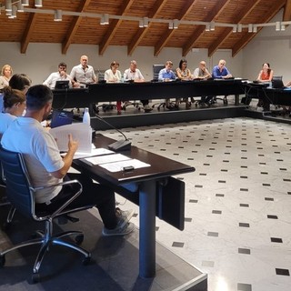 Rifiuti a Loano, minoranza all'attacco: &quot;Cassonetti spostati dai cortili condominiali all'Aurelia: spettacolo a dir poco indecoroso&quot;