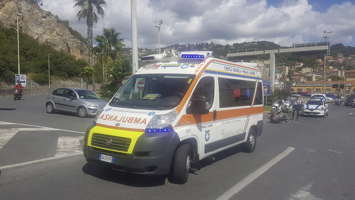 Finale, tenta di schivare un'auto e sbanda con la moto: uomo in codice giallo