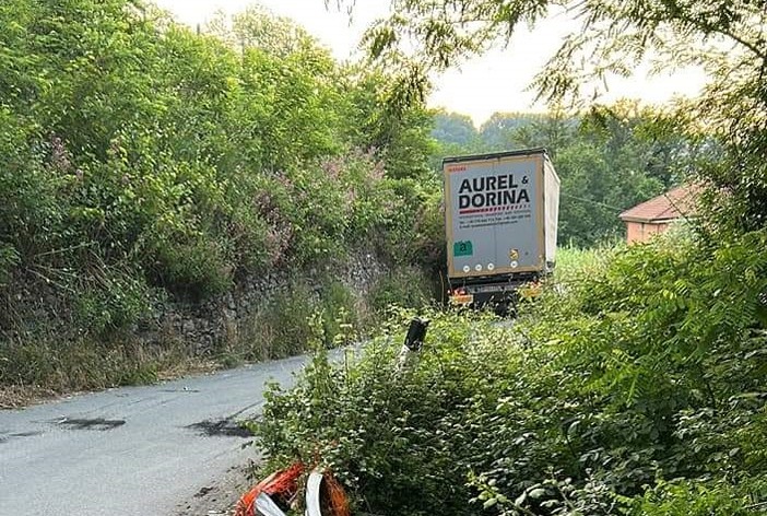 Stella, camionista segue il navigatore e si incastra in una strettoia