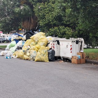 Raccolta rifiuti a Savona, dalla stazione cassonetti strabordanti e un cumulo di rifiuti Raccolta rifiuti a Savona, dalla stazione cassonetti strabordanti e un cumulo di rifiuti