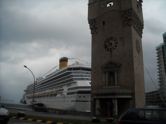 Polemiche sempre più accese per il fenomeno dei mendicanti in darsena a Savona