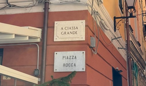Loano, posata in piazza Rocca la targa “A ciassa grande”