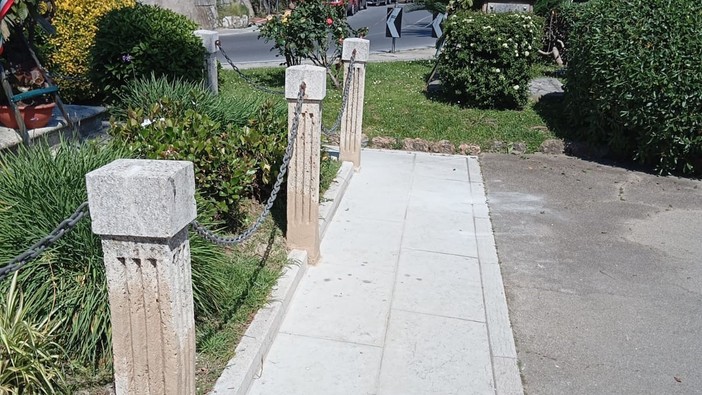 Finale, riparate le colonnine del Monumento ai Caduti di piazza Libertà