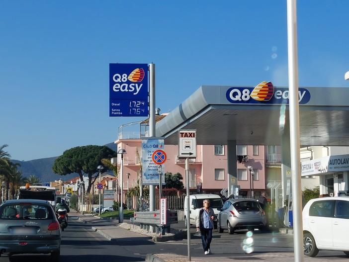 Riduzione accise, il prezzo di benzina e gasolio scende di 30 centesimi al litro Riduzione accise, il prezzo di benzina e gasolio scende di 30 centesimi al litro