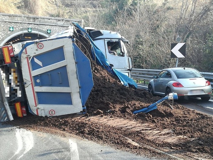 Aperto un fascicolo per la curva pericolosa sull'A10 tra Albisola e Celle