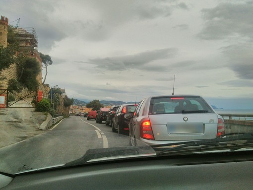 Traffico intenso sulla via Aurelia: code tra Ceriale e Borghetto