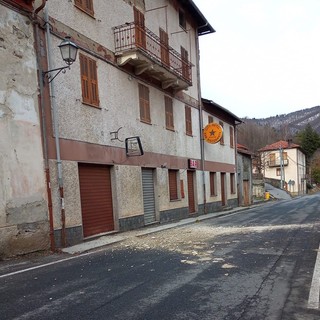 Calizzano, si stacca intonaco da un immobile: intervento dei vigili del fuoco e della Provincia (FOTO) Calizzano, si stacca intonaco da un immobile: intervento dei vigili del fuoco e della Provincia (FOTO)