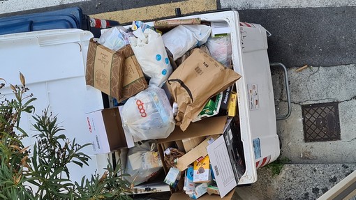 Porta a porta a Savona, un lettore: "Chi ha cattive abitudini le perderà? O continuerà ad abbandonare tutto in strada?" Porta a porta a Savona, un lettore: "Chi ha cattive abitudini le perderà? O continuerà ad abbandonare tutto in strada?"
