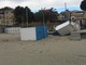 Il forte vento rovescia alcune cabine sulla spiaggia di Albissola Marina (FOTO)
