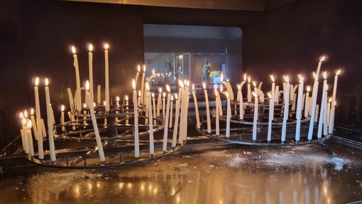 Le candele accese, segno di fede e di preghiera davanti a Dio Le candele accese, segno di fede e di preghiera davanti a Dio