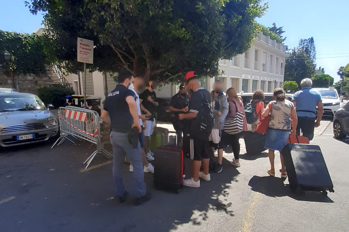 Alassio, controlli alla stazione ferroviaria: gli agenti della Polizia puntano sulla sensibilizzazione Alassio, controlli alla stazione ferroviaria: gli agenti della Polizia puntano sulla sensibilizzazione