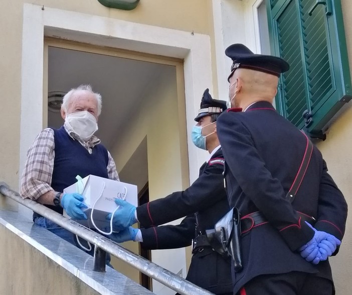 Rialto, carabinieri campioni di solidarietà: fanno compagnia ad una coppia di anziani