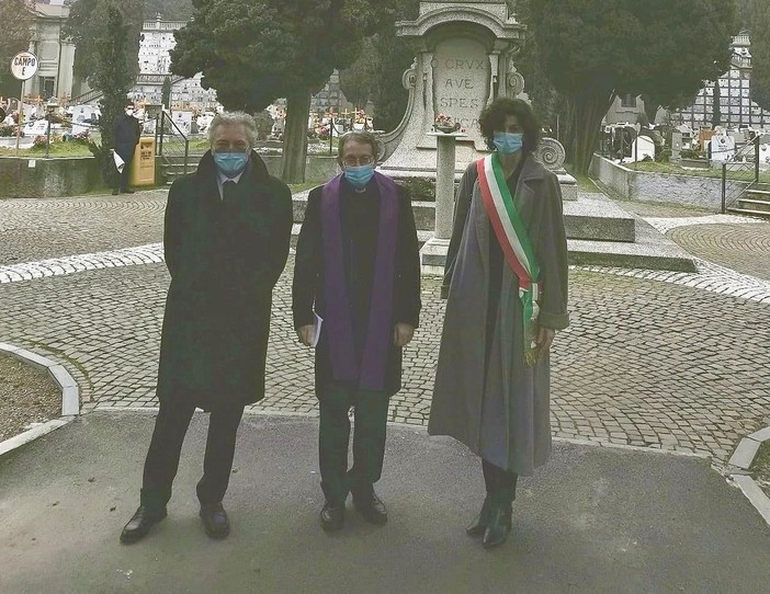 Savona non dimentica le vittime del Covid: un minuto di silenzio nel cimitero monumentale (FOTO)