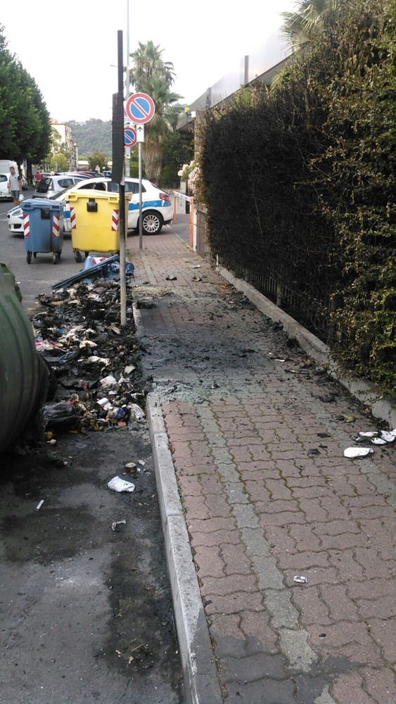 Albenga: 3 cassonetti a fuoco in via Bologna