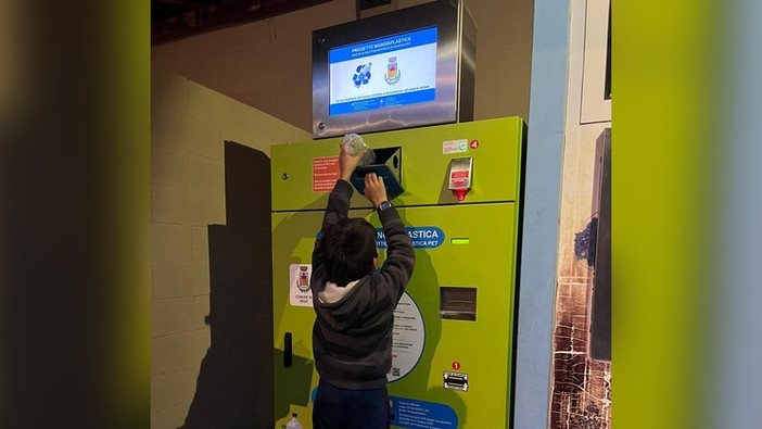 Plastica in cambio di sconti, Dego inaugura il nuovo eco compattatore