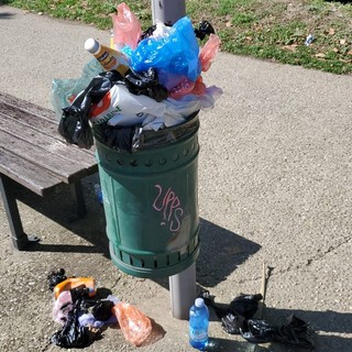 Savona, pochi cestini dei rifiuti nei quartieri periferici e sempre pieni di ogni tipo di spazzatura