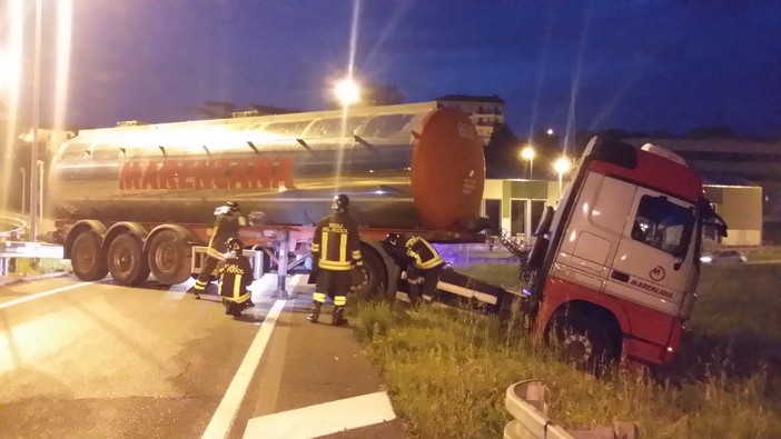 Camion finisce fuori strada tra Vado e Savona Camion finisce fuori strada tra Vado e Savona